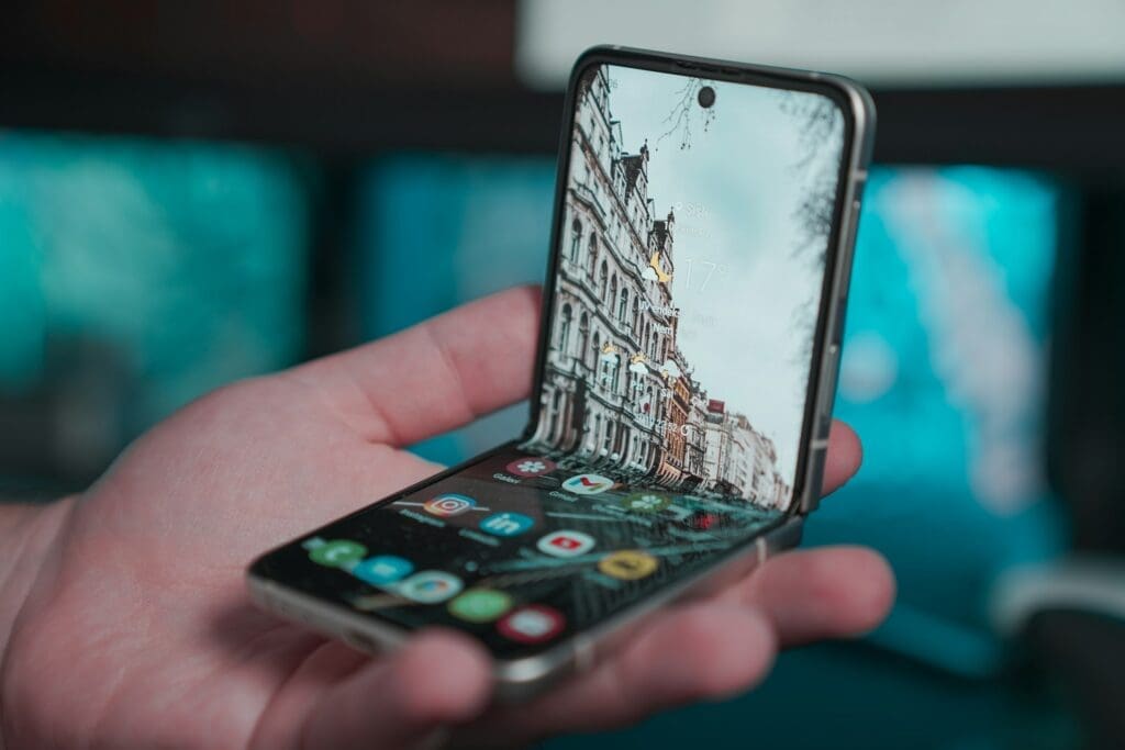 foldable phone, one of the bigget trends that will shape mobile app development in 2024 and beyond